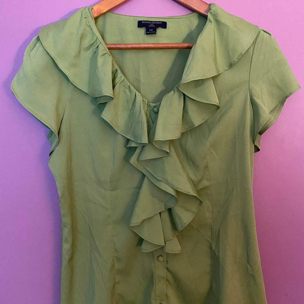 Banana Republic prettygreen short sleeve blouse. Size petite medium.